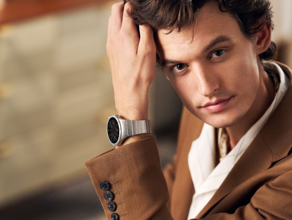 Ein dunkelhaariger Mann posiert mit der Huawei Watch GT 4.