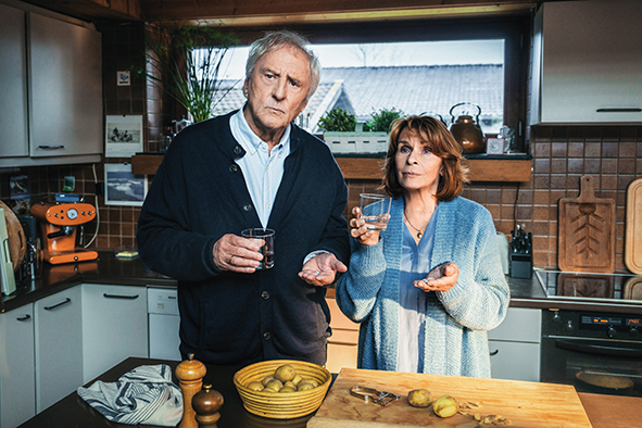 Zum Hochzeitstag präsentiert Günter Marianne ein sehr spezielles Geschenk. im Bild: Günther Maria Halmer, Senta Berger