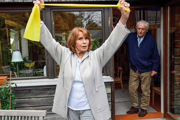 Günther meldet sich zurück vom Einkaufen. im Bild: Senta Berger, Günther Maria Halmer