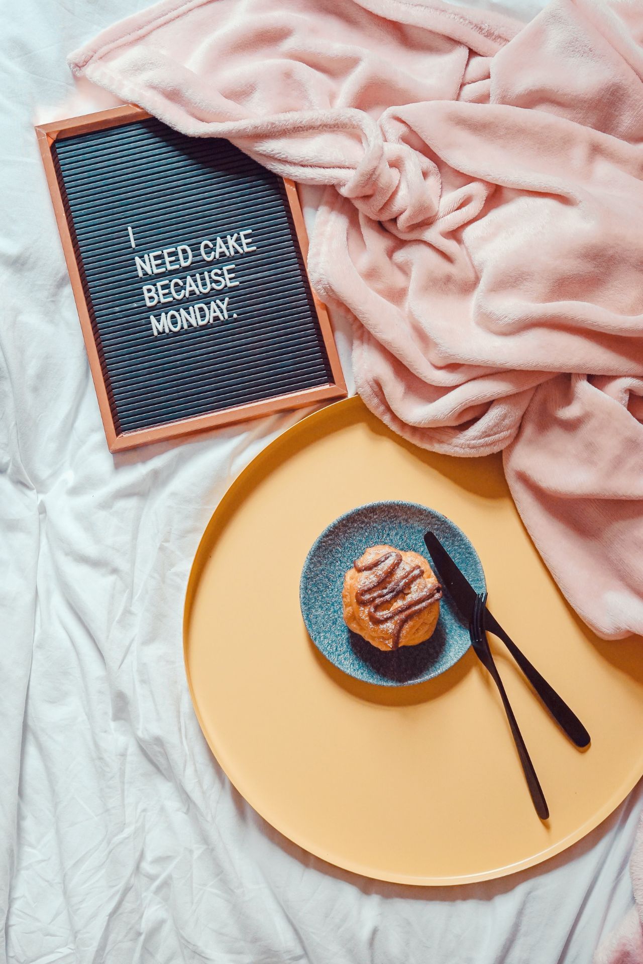 Muffin mit Motivationsspruch auf Tafel Symbolbild Monday Blues