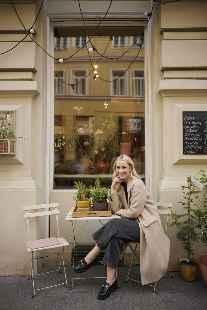 Anna Rosa Döller im Cafe