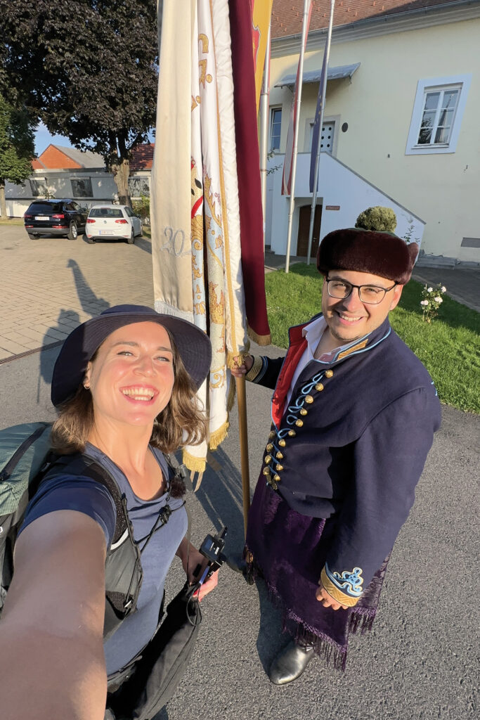 In Neckenmarkt war die Filmemacherin mit den Fahnenschwingern verabredet