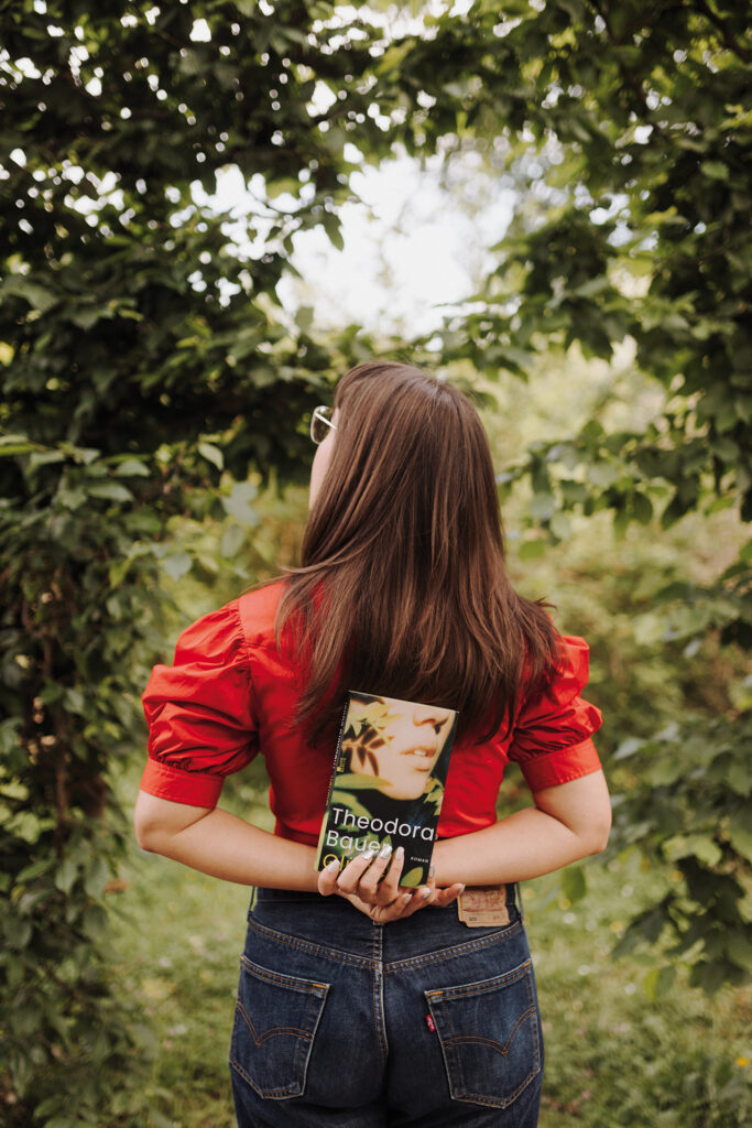 Theodora Bauer mit ihrem neuen Buch "Glühen"