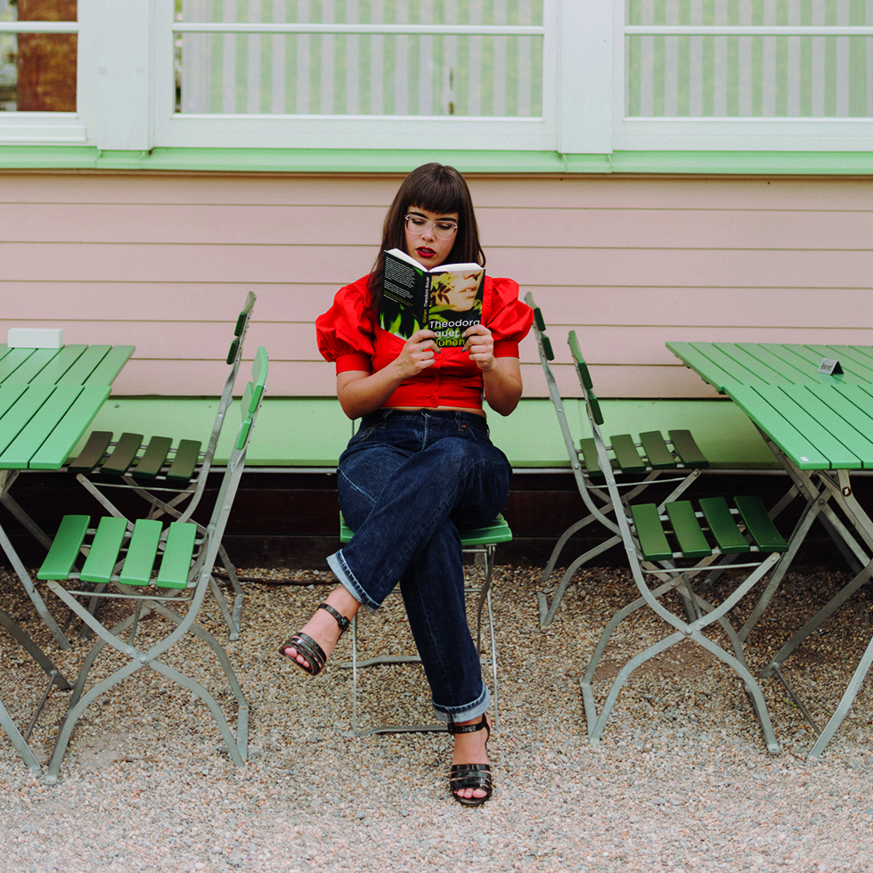 Theodora Bauer mit ihrem neuen Buch "Glühen"